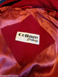 Bilde av lappen i kåpa, et kvadratisk stykke av ytterstoffet er sydd på foret, som også er rødt, og på der igjen er det sydd en hvit lapp med svart skrift "Collage clothing"