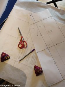 Mønsterark, en saks, en penn og mønstervekter.