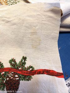 Nærbilde av duken med en brunlig flekk.